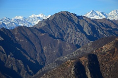 Zoommata sul Rifugio  l'Alpino all'Alpe Prà (sopra Cicogna)  ; in alto svettano i 4000 delle Alpi..............